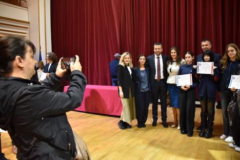 Ambasadorii Oradiei: Elevii excelenți ai orașului și profesorii care i-au pregătit au fost premiați (FOTO)