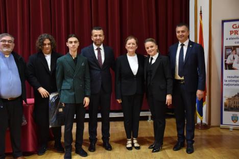 Ambasadorii Oradiei: Elevii excelenți ai orașului și profesorii care i-au pregătit au fost premiați (FOTO)