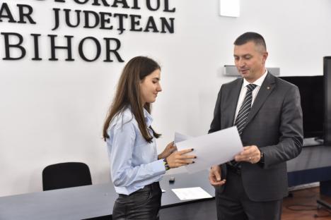 Și-a amintit Ministerul Educației de ei: Elevii din Bihor cu 10 la Evaluarea Națională și la Bacalaureat au fost premiați (FOTO)