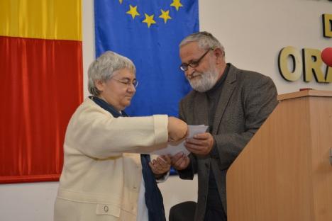 Poeta Ana Blandiana a primit premiul 'Iosif Vulcan' din partea Revistei Familia (FOTO)