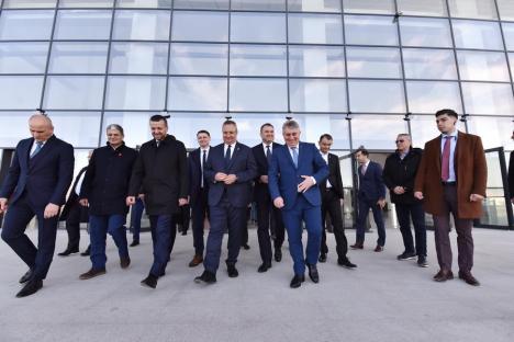 Nicolae Ciucă, la inaugurarea noii săli polivalente din Oradea: „E model de bună practică”. Birta le-a mulțumit lui Ponta, Cioloș și actualului prim-ministru (FOTO/VIDEO)