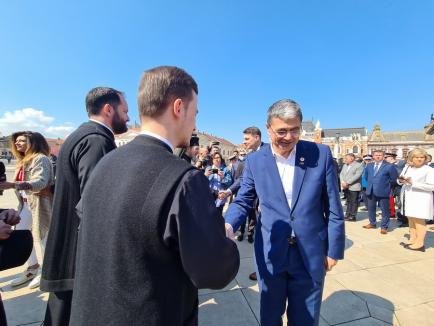 Festivităţi de 20 aprilie: Premierul Nicolae Ciucă a dat mâna cu orădenii și s-a fotografiat cu ei în Piaţa Unirii (FOTO/VIDEO)