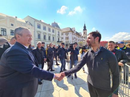 Festivităţi de 20 aprilie: Premierul Nicolae Ciucă a dat mâna cu orădenii și s-a fotografiat cu ei în Piaţa Unirii (FOTO/VIDEO)