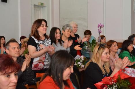 Premierea asistenţilor medicali merituoşi în prezenţa ministrului Sorina Pintea, 'colorată' în roşu de activişti PSD şi bruiată de protestatari, la Oradea (FOTO/VIDEO)