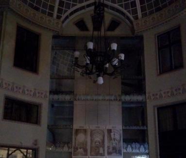 Pasaj în beznă: Proaspăt reabilitat, o parte din Palatul Vulturul negru a rămas fără lumini