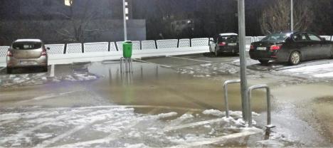 Sub apă! Parcarea supraetajată de la Spitalul Municipal din Oradea s-a transformat în patinoar (FOTO)