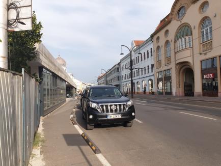 Politruci anti-model: Alaiul de maşini care-l aştepta pe ministrul Tánczos, parcat ilegal (FOTO)