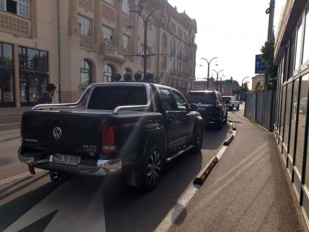 Politruci anti-model: Alaiul de maşini care-l aştepta pe ministrul Tánczos, parcat ilegal (FOTO)