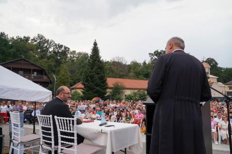 Preotul Constantin Necula, la conferința din Băile Felix: „Nu m-am uitat la filmul 21 de rubini. Am o igienă mentală foarte selectivă” (FOTO/VIDEO)