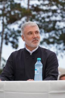 Preotul Constantin Necula, la conferința din Băile Felix: „Nu m-am uitat la filmul 21 de rubini. Am o igienă mentală foarte selectivă” (FOTO/VIDEO)