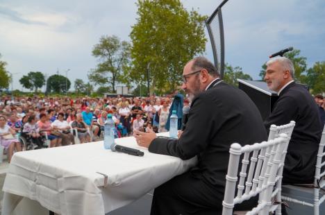 Preotul Constantin Necula, la conferința din Băile Felix: „Nu m-am uitat la filmul 21 de rubini. Am o igienă mentală foarte selectivă” (FOTO/VIDEO)