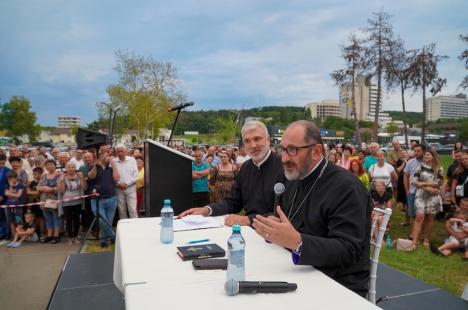 Preotul Constantin Necula, la conferința din Băile Felix: „Nu m-am uitat la filmul 21 de rubini. Am o igienă mentală foarte selectivă” (FOTO/VIDEO)