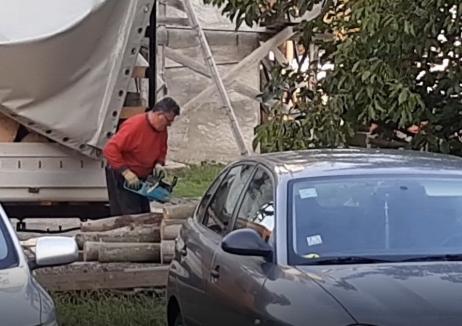 Popa drujbă: Preotul Mal de la biserica din Calea Aradului le 'slujeşte' vecinilor cu motofierăstrăul (FOTO / VIDEO)