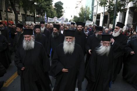Le-au tăiat banii! Guvernul grec a scos preoţii din rândul funcţionarilor publici