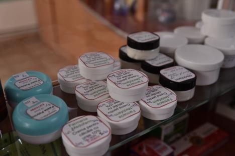 Ultimii „Esculapi”: Dintre cele peste 300 de farmacii din Bihor, mai puțin de 10 prepară medicamente „cu dedicație” (FOTO)