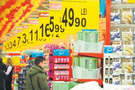 Adevăratul Black Friday: Supermarketurile, acuzate că scumpesc nejustificat preţurile la alimente