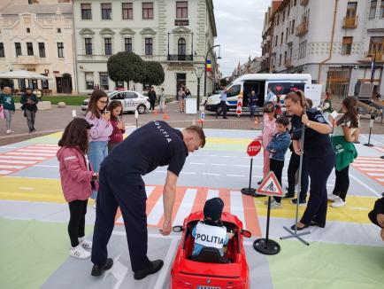 Educație pentru siguranță: Lecții ținute de polițiști pentru copii și tineri, în centrul Oradiei (FOTO)
