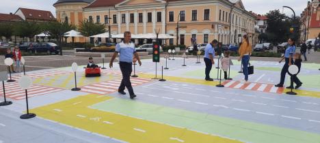 Educație pentru siguranță: Lecții ținute de polițiști pentru copii și tineri, în centrul Oradiei (FOTO)