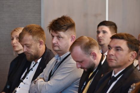 Le-a sărit țandăra! Liderii AUR și-au prezentat la Oradea programul de Guvernare și s-au enervat din cauza unei întrebări a BIHOREANULUI (FOTO)
