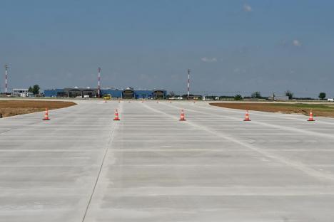 FOTO: Terminalul Cargo al Aeroportului Oradea: investiția de 32 milioane euro trece la construirea platformei pentru avioane și a primelor două hale