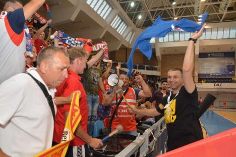 The Lion Kings: Campionii României la baschet au prezentat trofeul în faţa fanilor orădeni, fiind primiţi cu aplauze şi confetti (FOTO/VIDEO)