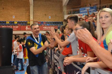 The Lion Kings: Campionii României la baschet au prezentat trofeul în faţa fanilor orădeni, fiind primiţi cu aplauze şi confetti (FOTO/VIDEO)