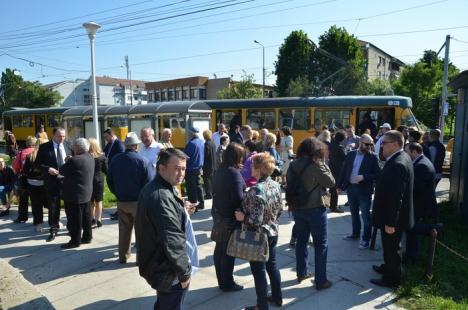 PSD vs. OTL: Social-democraţii au vrut să înceapă campania electorală într-un tramvai, Csuzi... i-a dat jos (FOTO/VIDEO)