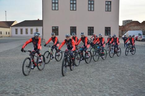 Acrobaţii pe două roţi, în Cetatea Oradea, la lansarea unei asociaţii sportive de moto şi ciclism (FOTO)