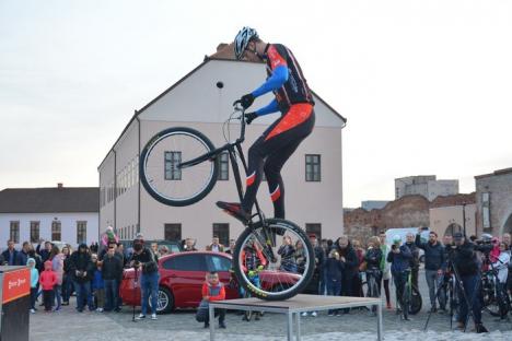 Acrobaţii pe două roţi, în Cetatea Oradea, la lansarea unei asociaţii sportive de moto şi ciclism (FOTO)
