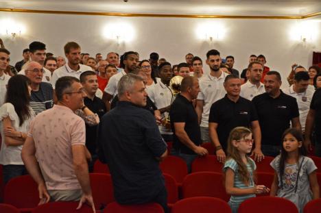 Campionii României s-au întors: Baschetbaliștii de la CSM Oradea au fost prezentați oficial într-o gală la Filarmonică (FOTO / VIDEO)