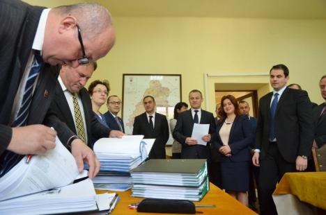 Liberalii conduşi de Mircea Mălan şi-au depus candidaturile pentru Consiliul Judeţean (FOTO)