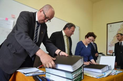 Liberalii conduşi de Mircea Mălan şi-au depus candidaturile pentru Consiliul Judeţean (FOTO)