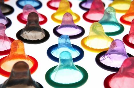 Protejat e mai sexy! Studenţii împart prezervative, în ziua anti-SIDA