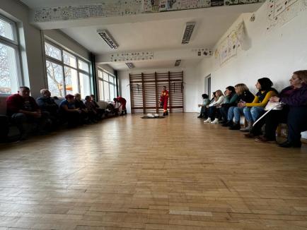 Model de urmat: Profesorii unei școli din Oradea au luat lecții de prim-ajutor de la profesioniști (FOTO)