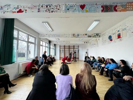 Model de urmat: Profesorii unei școli din Oradea au luat lecții de prim-ajutor de la profesioniști (FOTO)