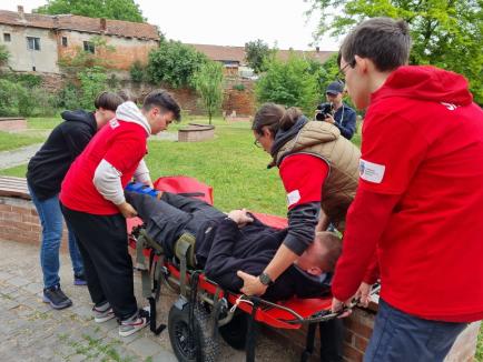 Ei ştiu să salveze vieţi! 100 de elevi din Bihor s-au întrecut în manevre de prim ajutor pe străzile Oradiei (FOTO/VIDEO)