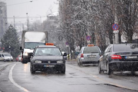 Zăpadă la Oradea: Utilajele RER au ieşit pe străzile din Urgenţa 1. Meteorologii spun că va continua să ningă (FOTO)