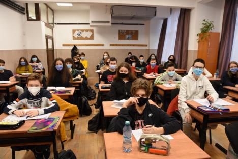 Elevii din Oradea, bucuroşi că au revenit la şcoală: 'Nu mai vrem să stăm toată ziua cu ochii în tablete' (FOTO / VIDEO)