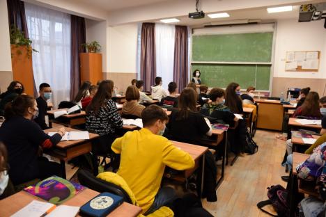 Elevii din Oradea, bucuroşi că au revenit la şcoală: 'Nu mai vrem să stăm toată ziua cu ochii în tablete' (FOTO / VIDEO)