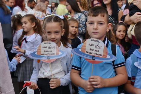 Jucării, flori și ochi înlăcrimați: Cum a fost prima zi de școală pentru elevii celei mai mari unități de învățământ din Oradea (FOTO)