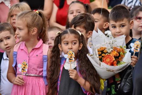 Jucării, flori și ochi înlăcrimați: Cum a fost prima zi de școală pentru elevii celei mai mari unități de învățământ din Oradea (FOTO)