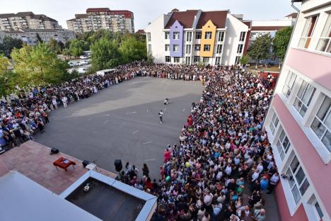 Jucării, flori și ochi înlăcrimați: Cum a fost prima zi de școală pentru elevii celei mai mari unități de învățământ din Oradea (FOTO)