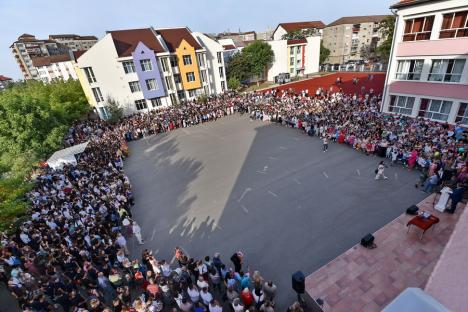 Jucării, flori și ochi înlăcrimați: Cum a fost prima zi de școală pentru elevii celei mai mari unități de învățământ din Oradea (FOTO)