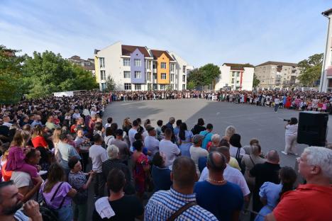 Jucării, flori și ochi înlăcrimați: Cum a fost prima zi de școală pentru elevii celei mai mari unități de învățământ din Oradea (FOTO)