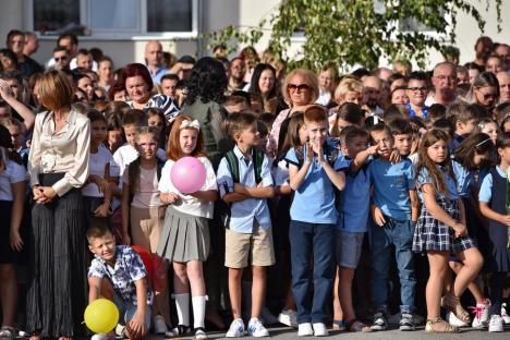 Jucării, flori și ochi înlăcrimați: Cum a fost prima zi de școală pentru elevii celei mai mari unități de învățământ din Oradea (FOTO)