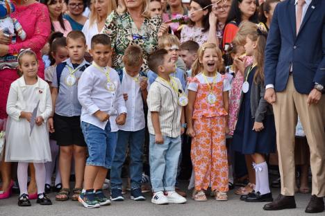 Jucării, flori și ochi înlăcrimați: Cum a fost prima zi de școală pentru elevii celei mai mari unități de învățământ din Oradea (FOTO)