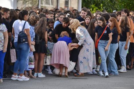 Jucării, flori și ochi înlăcrimați: Cum a fost prima zi de școală pentru elevii celei mai mari unități de învățământ din Oradea (FOTO)