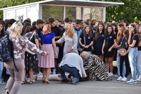 Jucării, flori și ochi înlăcrimați: Cum a fost prima zi de școală pentru elevii celei mai mari unități de învățământ din Oradea (FOTO)