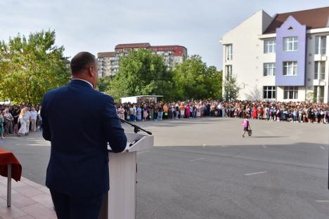 Jucării, flori și ochi înlăcrimați: Cum a fost prima zi de școală pentru elevii celei mai mari unități de învățământ din Oradea (FOTO)