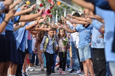 Jucării, flori și ochi înlăcrimați: Cum a fost prima zi de școală pentru elevii celei mai mari unități de învățământ din Oradea (FOTO)